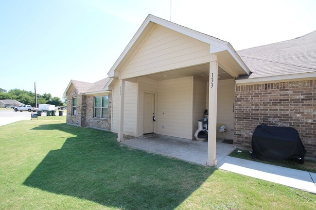 Building Photo - Coming Soon | 3BR/2BA Weatherford Town Home with Granite Countertops, Luxury Plank Floors & Appli...