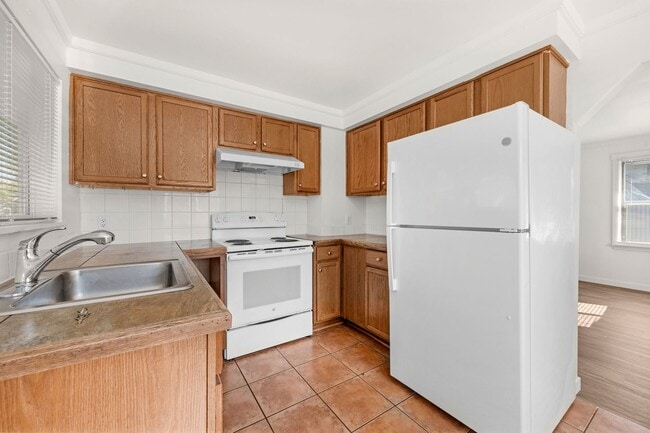 Building Photo - Two Bed 2 Bath Single Family Home Close to...