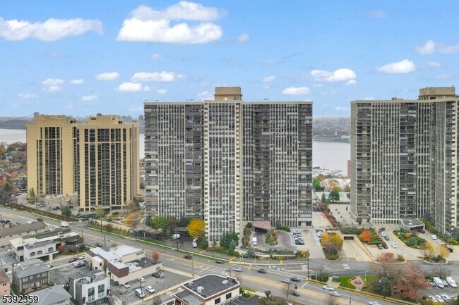 Building Photo - 300 Winston Dr