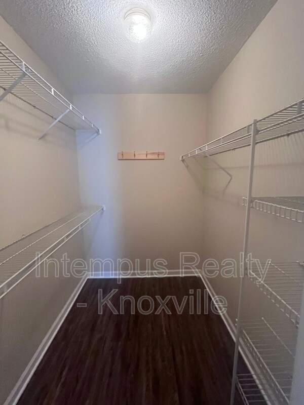 Building Photo - 813 Villaview Way