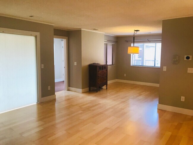 Building Photo - Updated 2 bed 2 bath Plus Office (Or Third...