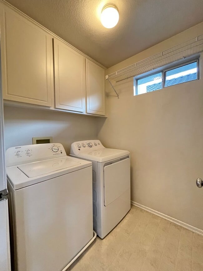 Building Photo - LOVELY 2 STORY DETACHED HOME WITH LARGE LOFT, DIRECT ACCESS 2 CAR GARAGE