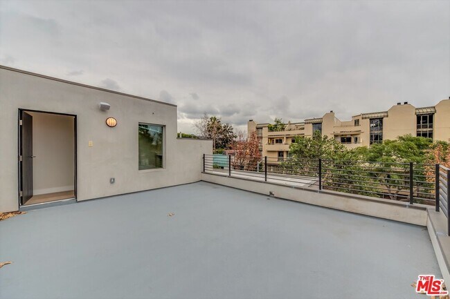 Building Photo - 723 Huntley Dr