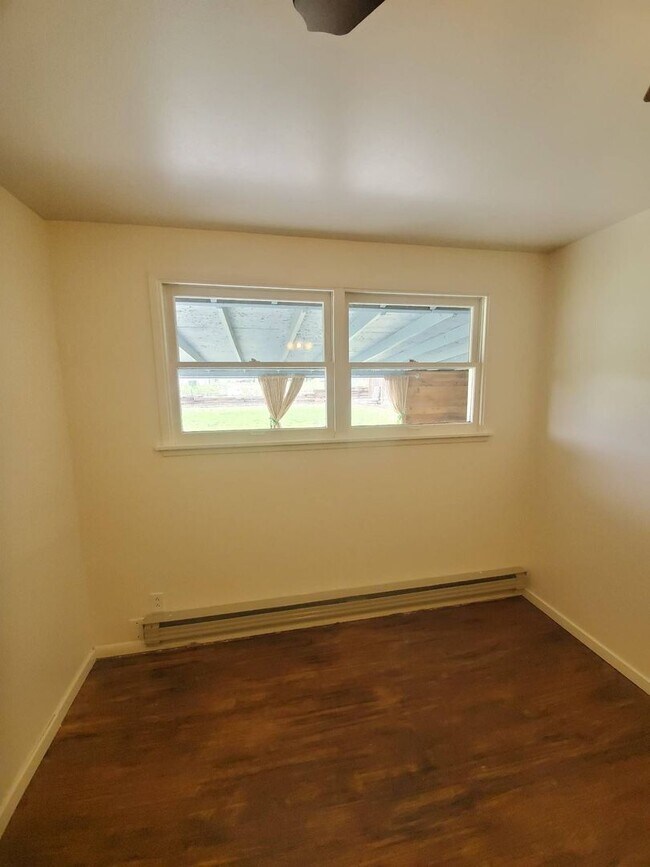 Building Photo - 3 Bedroom Home with Den