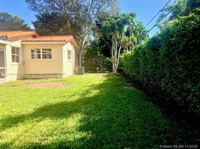 Building Photo - 5760 SW 51st St