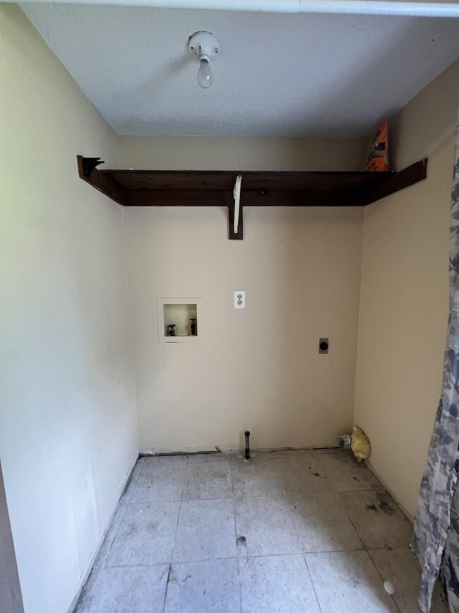 Building Photo - 323 Beverly St