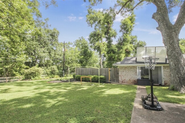 Building Photo - 536 Oak Dr