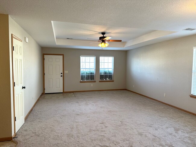 Building Photo - 3 Bed Single Level Duplex in Blue Springs;...