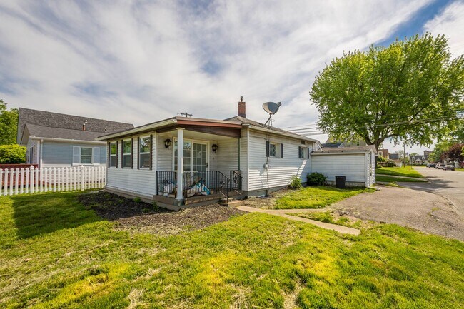 Building Photo - Beautiful 1 bedroom home with BONUS room in Natrona Heights available April 1!