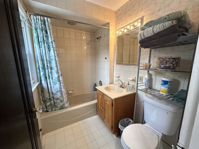 Building Photo - 5 bedrooms, 2.5 bathrooms