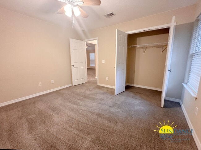Building Photo - Gorgeous 3-Bedroom Home in Tranquil Navarre Neighborhood!