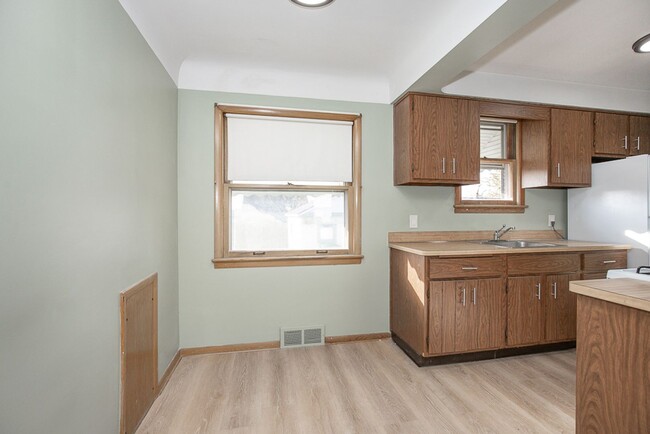 Building Photo - 3 BED 1 BATH SINGLE FAMILY HOME IN BEAUTIF...