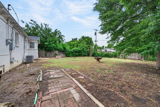 Building Photo - 3208 N Roff Ave