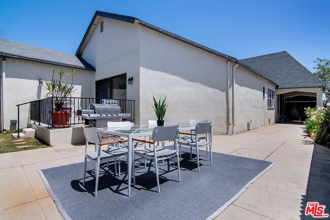 Building Photo - 137 N Poinsettia Pl