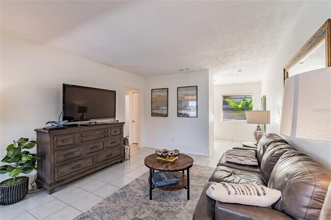 Building Photo - 607 Betmor Ln