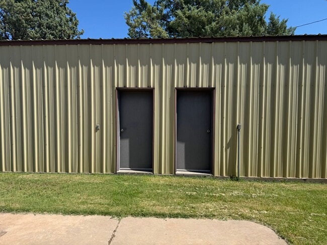 Building Photo - 1509 S Avenue F