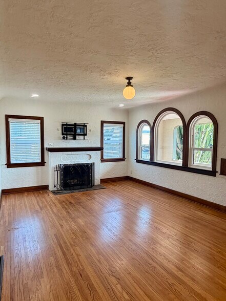 Living room - 3036 E St