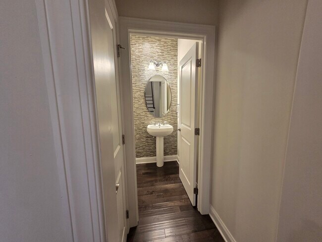 Building Photo - 12 Putnam Ln