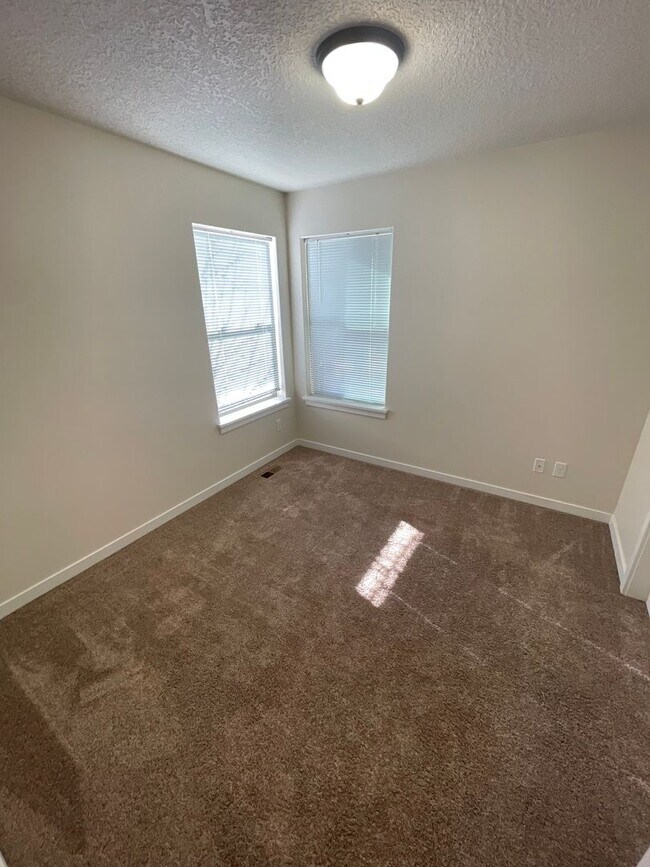 Building Photo - Dont miss out on this charming four bedroom home!