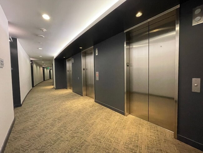 Building Photo - Incredible 1Bd/1Ba Fully Furnished Condo in the Pearl!!!! Corner Unit with Spectacular Views & Ga...