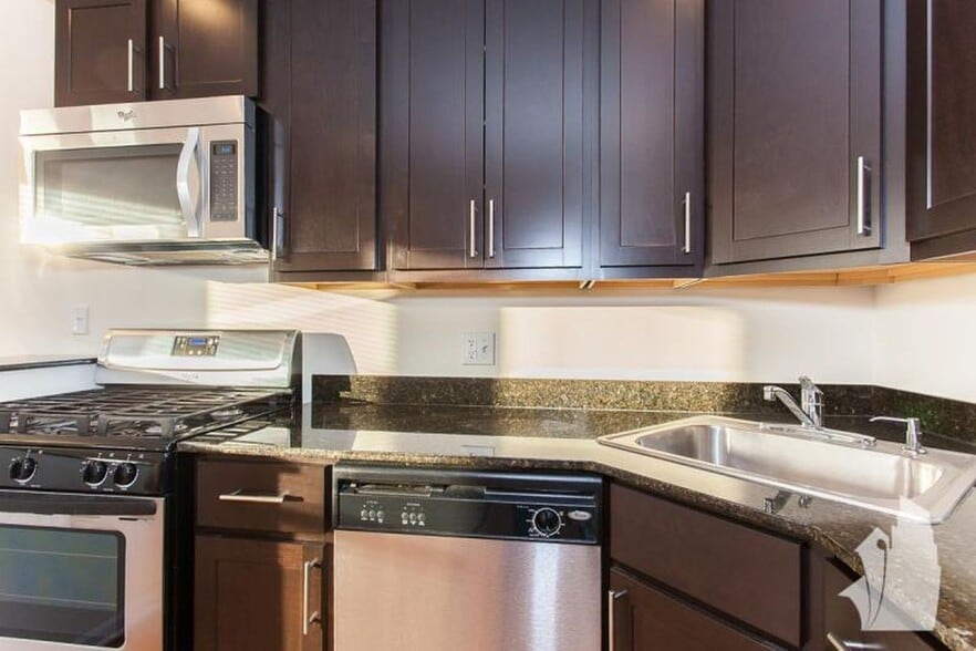 Building Photo - 5050 N Sheridan Rd