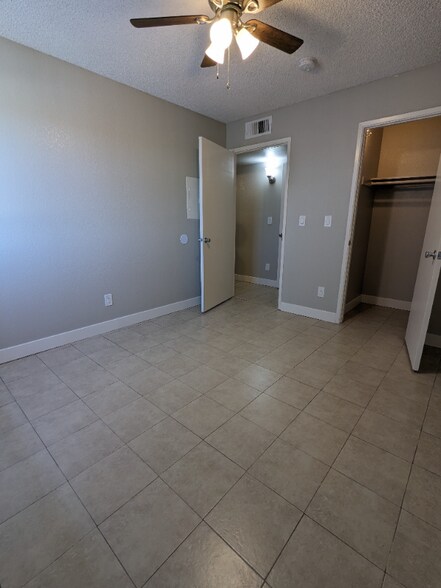 Building Photo - 815 N Peach Ave