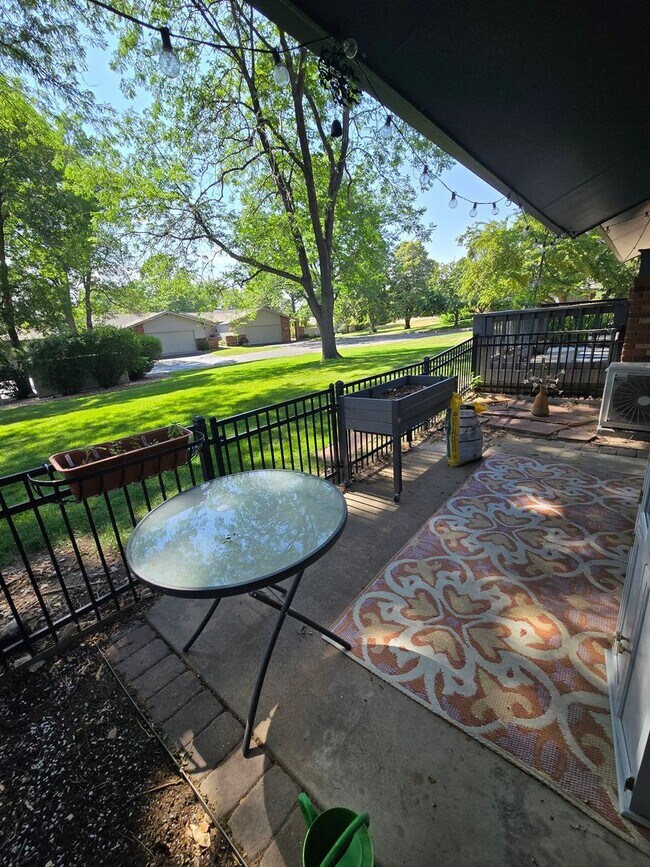 Building Photo - Cute 3 Bedroom Townhome in Adriel Hills Now Available! Great Location/Community!