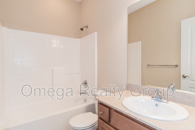 Building Photo - 4474 Fairmont Dr