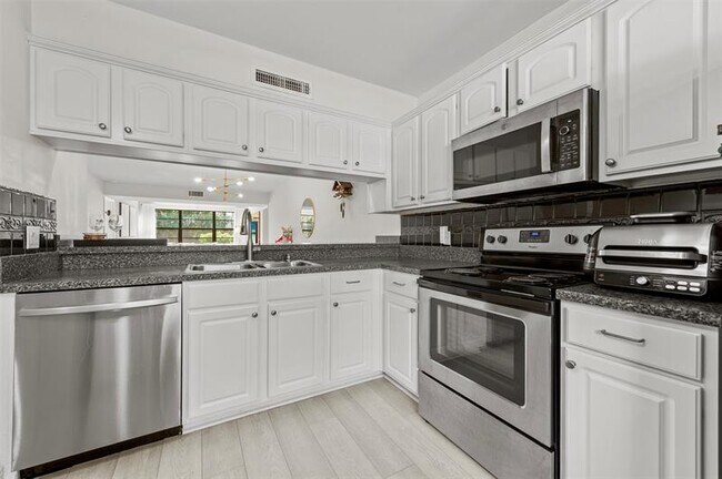 Building Photo - 6061 Balboa Cir