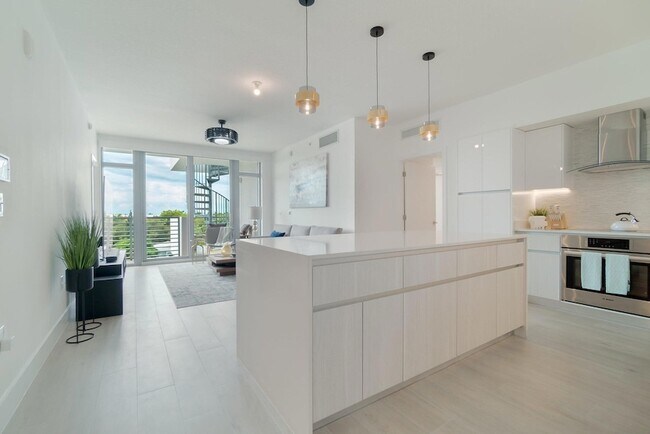 Building Photo - 111 SE 1st Ave