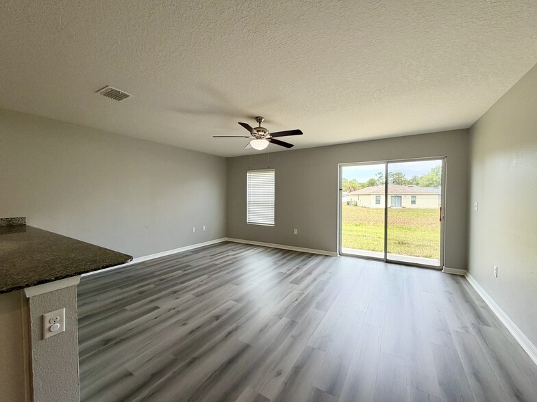 Building Photo - 687 Gila Dr