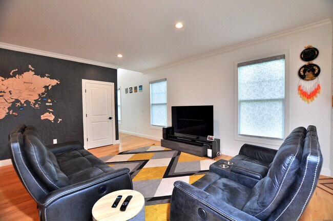 Building Photo - 5 Oakwood Cir