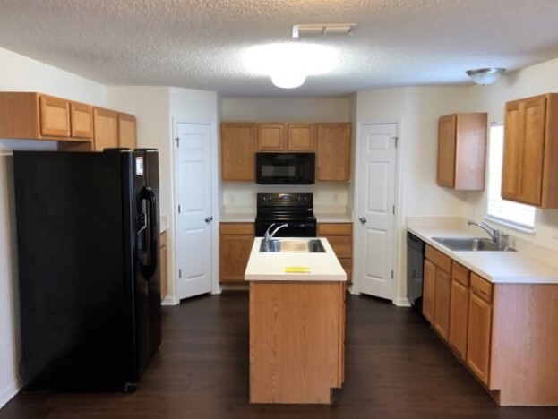 Building Photo - 5523 Ashleigh Park Dr