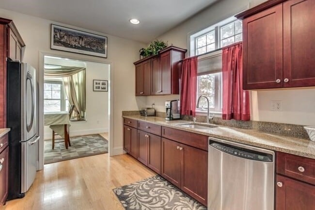 Building Photo - 142 Bigelow St