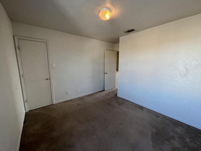 Building Photo - 1402 Dugger Cir