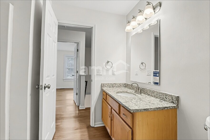Building Photo - 2113 Lynwood Pl
