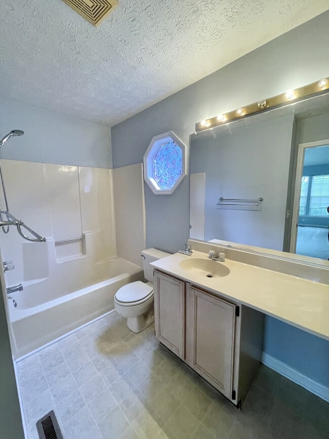 Building Photo - 805 Upland Dr