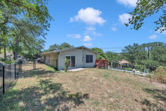 Building Photo - 515 Los Escondidos Rd