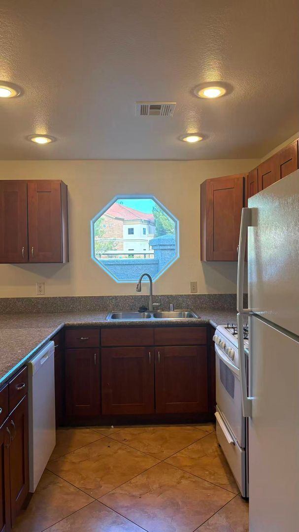 Building Photo - 5038 S Rainbow Blvd