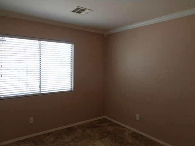 Building Photo - Beautiful 3 bedroom home in lovely neighbo...