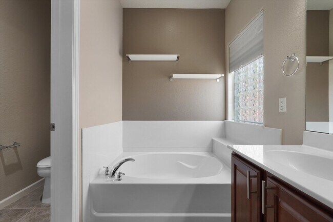 Building Photo - 224 Valle Alto Dr NE