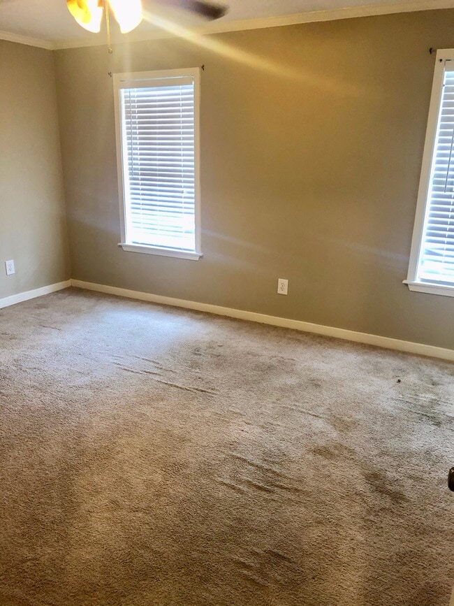 Building Photo - 2 bed, 1.5 bath in Brandon!