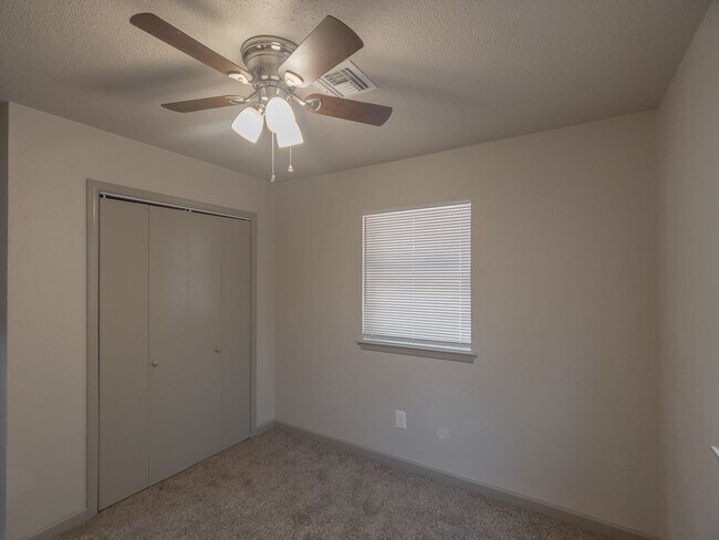Building Photo - Charming 3 bedroom, 1.5 bath single-family home in a quiet northwest Oklahoma City neighborhood