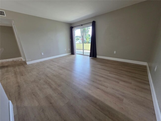 Building Photo - 10765 SW 108th Ave