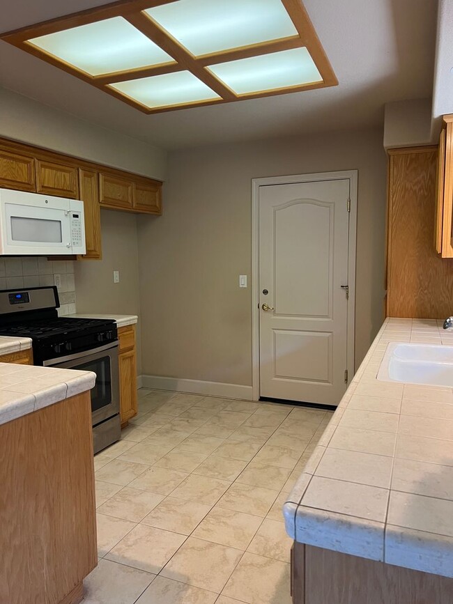 Building Photo - Edgewood