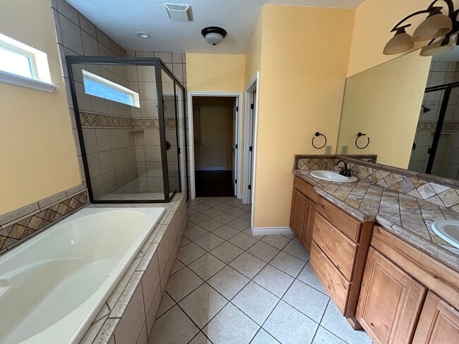 Building Photo - Gorgeous 4 Bedroom in Desirable East Misso...