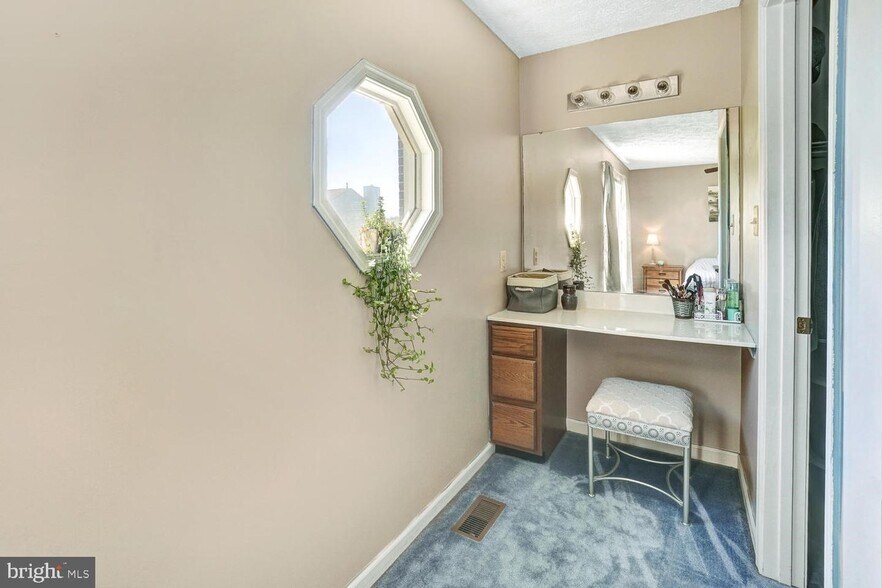 Building Photo - 6212 Adelay Ct W