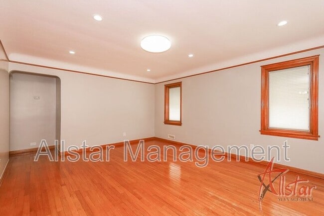 Building Photo - 9113 Outlook Dr
