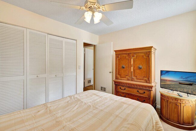 Building Photo - 1558 Shaker Cir