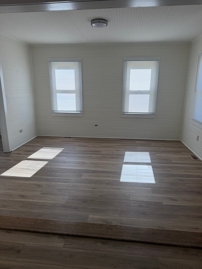 Building Photo - 823 Bristol Dr